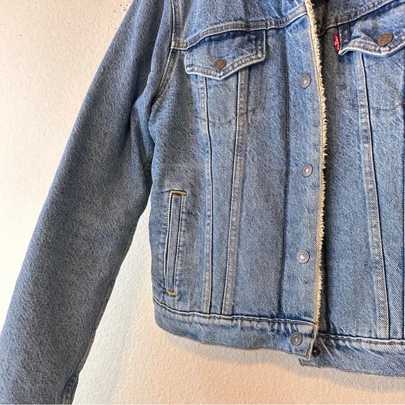 Levi's Light Blue Jean Jacket with Cream Collar - Picture 4 of 7